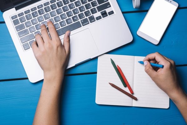 laptop-notebook-blue-desk